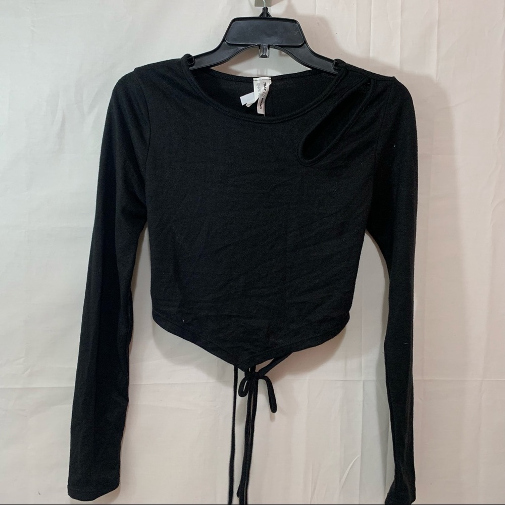 7Day WKND Long Sleeve Cropped Shoulder Cutout Shirt in Black Size Large